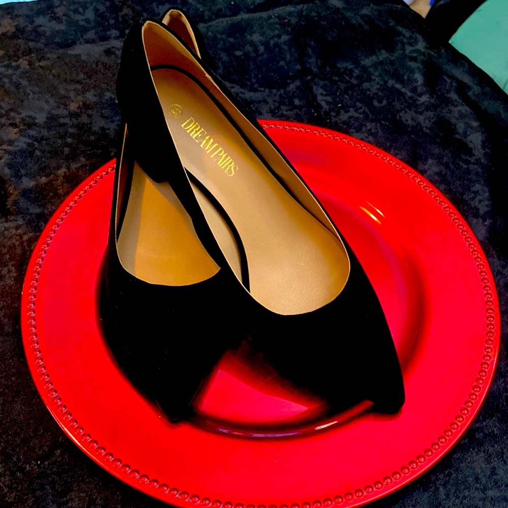 Chunky heel shoes, black velvet-like, pointed toe.